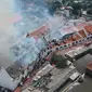 Foto udara memperlihatkan kepulan asap masih terlihat dari kebakaran yang melanda Museum Bahari, Jakarta Utara, Selasa (16/1). Api pertama kali diketahui oleh petugas kebersihan. (Liputan6.com/Arya Manggala)