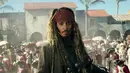 Aksi Jack Sparrow yang diperankan oleh Johnny Depp di Film "Pirates of the Caribbean: Dead Men Tell No Tales." Setelah tayang perdana di China pada 11 Mei, Film ini akan tayang pada 26 Mei di seluruh dunia. (Peter Mountain / Disney via AP)