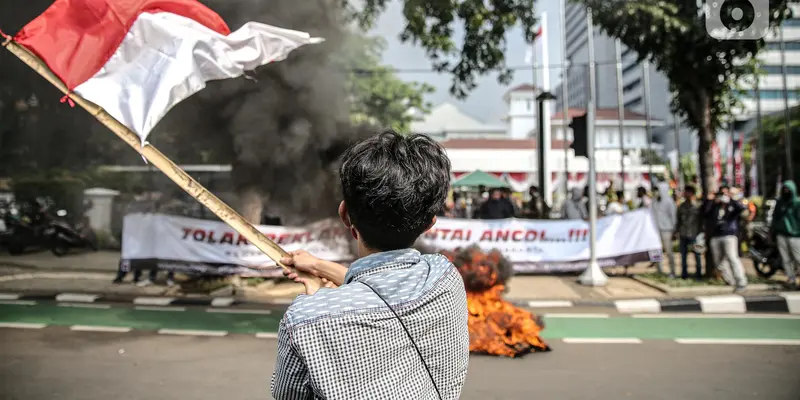 Aksi Bakar Ban Warnai Demo Tolak Reklamasi Pantai Ancol di Balaikota