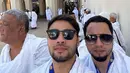 Refal tampak menambahkan sunglasses pada penampilannya ketika menjalankan ibadah. Foto: Instagram.