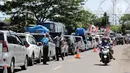 <p>Kemacetan kendaraan saat pemberlakuan sistem buka tutup jalan menuju Pelabuhan Merak, Cilegon, Banten, Jumat (29/4/2022). Sistem buka tutup tersebut membuat kemacetan panjang hingga ke dalam Tol Tangerang-Merak. (Liputan6.com/Angga Yuniar)</p>