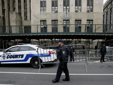 Petugas polisi New York mendirikan barikade di luar kantor Kejaksaan Distrik Manhattan di New York City, Senin (3/4/2023).  (Photo by Leonardo Munoz / AFP)