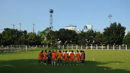 Sejumlah pemain Persipura berdoa jelang melakukan latihan di Lapangan C Senayan, Jakarta, Selasa (5/5/2015). Latihan tersebut merupakan persiapan jelang AFC 2015 di Bengaluru, India, 12 Mei mendatang. (Liputan6.com/Helmi Fithriansyah)