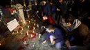 Seorang pria Suriah yang tinggal di Turki meletakkan lilin di lokasi bom bunuh diri di Sultanahmet Square, Istanbul, Rabu (13/1). Bunga dan lilin tersebut wujud belasungkawa untuk korban ledakan di Turki. (REUTERS/Osman Orsal)