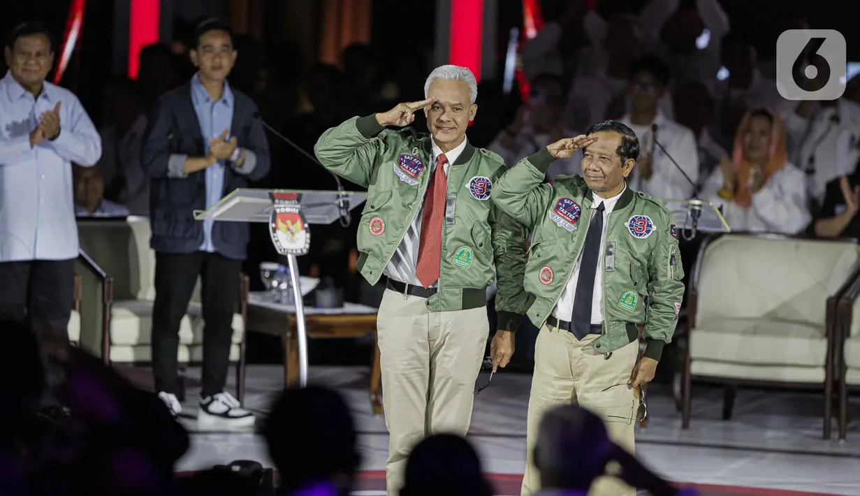 Calon Presiden-Calon Wakil Presiden nomor urut 03 Ganjar Pranowo dan Mahfud MD sesaat sebelum debat ketiga Pilpres 2024, Minggu (7/1/2024). (Liputan6.com/Faizal Fanani)