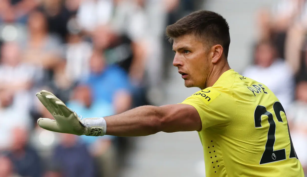 Nick Pope tampil solid di bawah mistar Newcastle. Sejauh ini, ia telah mencatatkan 6 cleansheet dalam 13 penampilannya di Liga Inggris. Hal itu membuatnya memuncaki daftar sementara kiper dengan torehan cleansheet terbanyak di liga pada musim ini. Pope merupakan pemain yang baru didatangkan The Magpies pada bursa transfer musim panas ini. Ia diboyong dengan harga 12 juta euro dari Burnley. (AFP/Nigel Roddis)