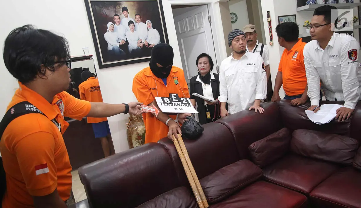 Suasana adegan rekonstruksi pembunuhan pasutri di Benhil, Jakarta, Senin (9/10). 26 adegan dilakukan dalam rekonstruksi kasus yang menyebabkan tewasnya Zakaria Husni (57) dan istrinya Zakiya Husni (52). (Liputan6.com/Immanuel Antonius)