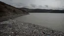 Kondisi ini diperparah oleh hujan deras dan genangan banjir yang membawa sampah dari pemukiman sekitar ke dalam waduk. Tampak dala foto, ceceran botol plastik dan sampah lainnya, yang hanyut terbawa hujan, mengapung di sepanjang Waduk Badovc di dekat Pristina, Kosovo pada Rabu 4 Februari 2026.