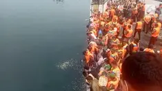 Keluarga korban KM Sinar Bangun melakukan tabur bunga di atas danau Toba saat pencarian korban dihentikan pemerintah.