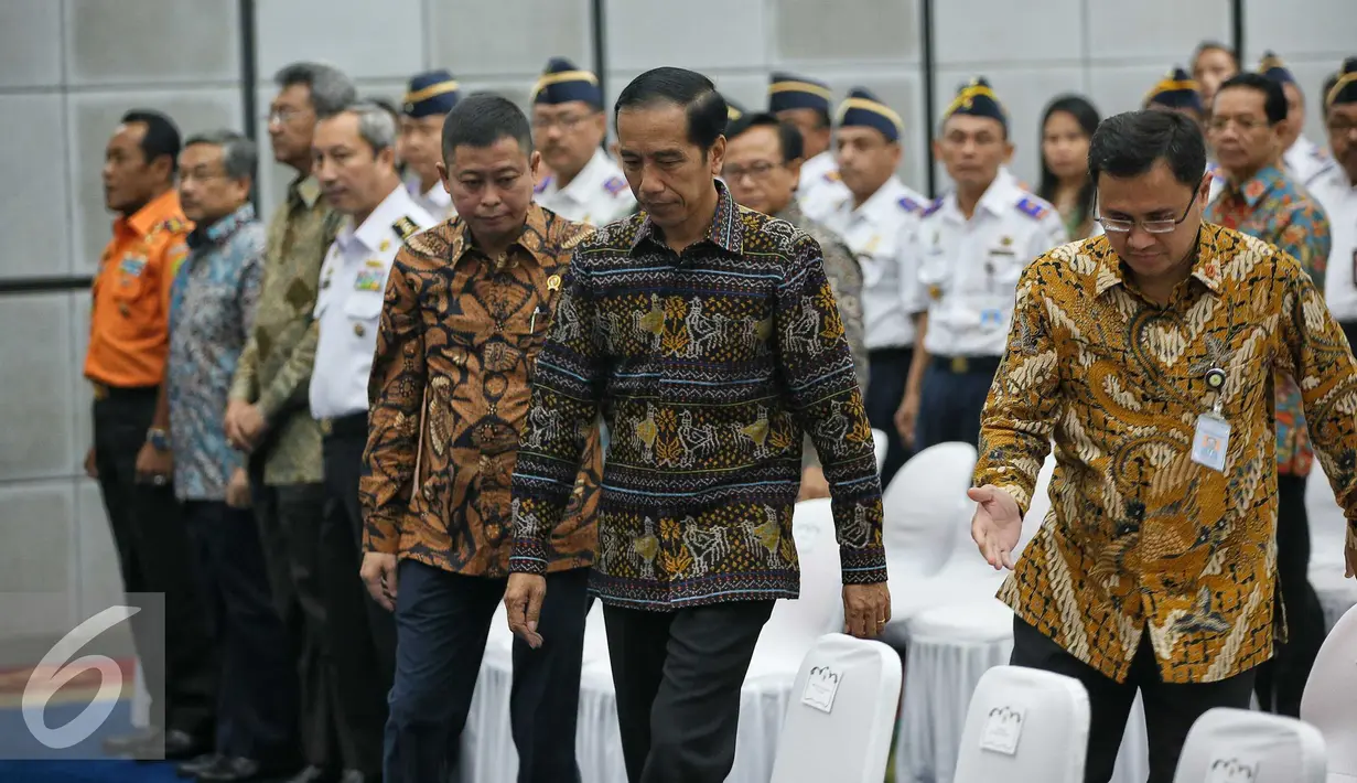 Presiden Joko Widodo bersama Menteri Perhubungan Ignasius Jonan Tiba untuk menyaksikan penandatanganan 12 Kontrak Kegiatan Strategis Kemenhub 2016, Jakarta, Senin (18/1). (Liputan6.com/Faizal Fanani)
