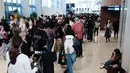 Akibatnya, ribuan petugas Administrasi Keamanan Transportasi (TSA) terpaksa bekerja tanpa gaji, memicu lonjakan absensi dan pengunduran diri massal. Tampak dalam foto, antrean para penumpang untuk melewati pemeriksaan keamanan di Bandara LaGuardia, New York pada Minggu 22 Maret 2026. (CHARLY TRIBALLEAU/AFP)