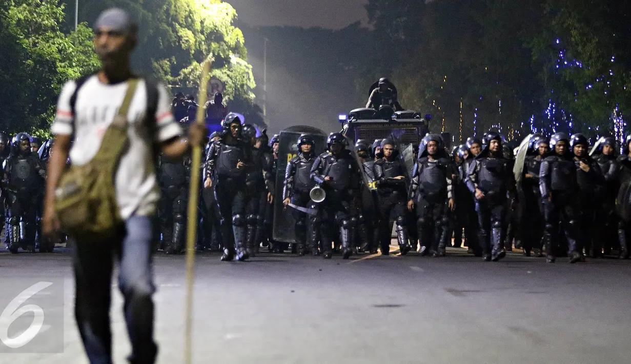 Polisi bersiaga membubarpaksakan aksi buruh di depan Istana Merdeka, Jakarta, Jumat (30/10/2015). Polisi terpaksa menembakkan gas air mata dan water canon karena aksi sudah melewati batas waktu yang disepakati. (Liputan6.com/Immanuel Antonius)