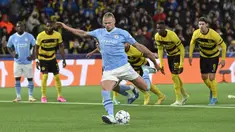 Pemain Manchester City Erling Haaland melepaskan tendangan penalti untuk mencetak gol ke gawang BSC Young Boys pada pertandingan sepak bola Grup G Liga Champions di Stadion Wankdorf, Bern, Swiss, Rabu (25/10/2023). (Anthony Anex/Keystone via AP)