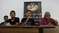 General Manager APPI, Ponaryo Astaman, memberikan keterangan saat jumpa pers di Jakarta, kamis (20/12). Para pemain tersebut membantah terlibat pengaturan skor di Piala AFF 2010. (Bola.com/M Iqbal Ichsan)