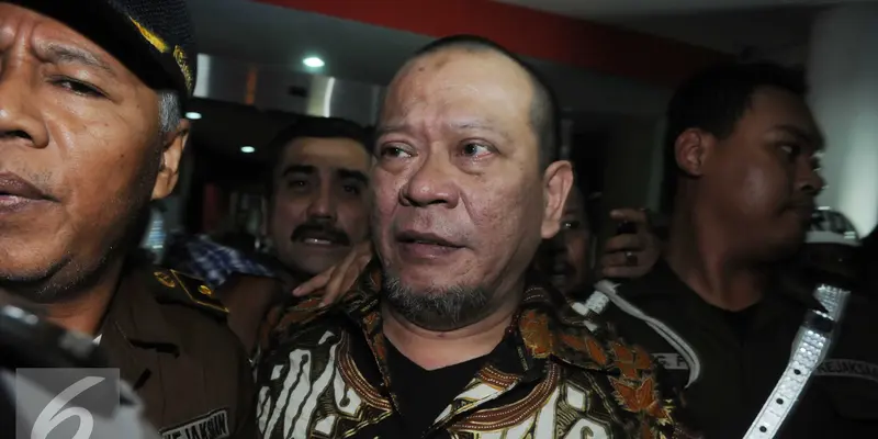 20160531- La Nyalla Tolak Berkas Penahan-Jakarta- Helmi Afandi