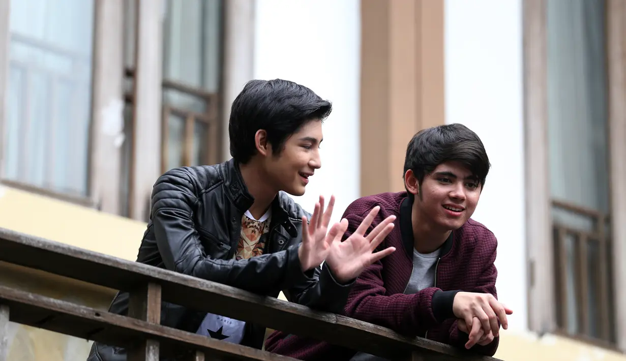 Kedekatan Aliando dan Rasya membuat keduanya susah untuk konsentrasi. Ini yang membuat beberapa kali harus mengulang ulang. (Adrian Putra/Bintang.com)