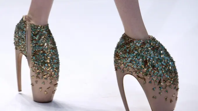 13 Desain Sepatu yang Nggak Baik untuk Kesehatan Mata