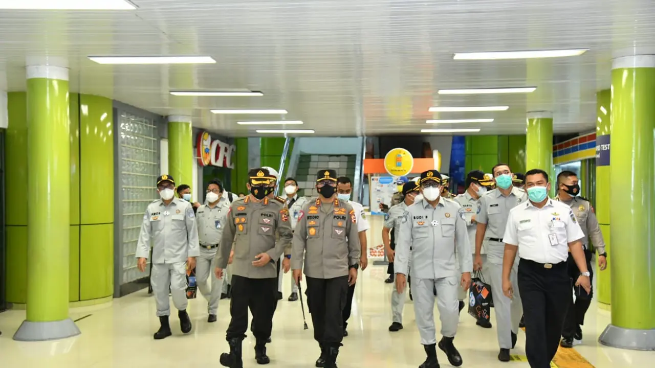 Kepala Korps Lalu Lintas (Korlantas) Polri Irjen Pol Istiono meninjau kesiapan stasiun Gambir dalam rangka antisipasi libur Imlek