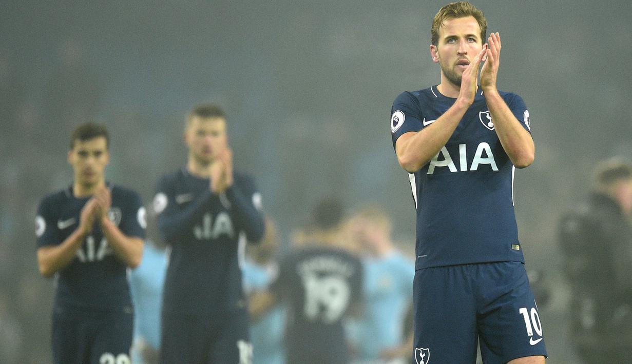 Pemain Tottenham Hotspur, Harry Kane membberikan salam kepada fans usai timnya kalah dari Manchester City pada lanjutan Premier League di Etihad Stadium, Manchester, (16/12/2017). Manchester City menang 4-1. (AFP/Oli Scarff)
