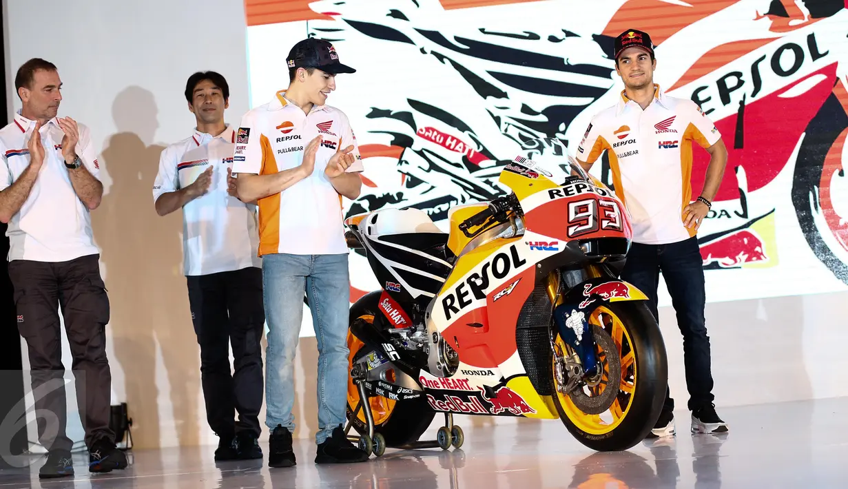 Pembalap MotoGP, Marc Marquez bersama Dani Pedrosa menghadiri peluncuran All New Honda CBR250RR Repsol Edition, di Jakarta, Jumat (3/2). Motor yang dibuat hanya 1.000 unit ini dijual dengan harga Rp 72 juta on the road Jakarta (Liputan6.com/Faizal Fanani)