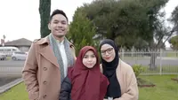 Lewat unggahan Instagram yang diunggah sang ayah dan ibu sambungnya, Sienna tampak semakin konsisten berhijab. [Foto: IG/benkasyafani/nesyanabila].