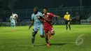 Pemain Belakang Persela, David Pagbe saat berebut bola dengan pemain Arema Dendy Santoso di SCM Cup 2015, Stadion Kanjuruhan Malang, selasa (20/1/2015). Arema Cronus menang 2-1 atas Persela Lamongan.(Liputan6.com/Faizal Fanani)
