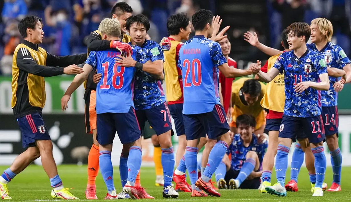 Para pemain Jepang merayakan kemenangan atas Australia pada pertandingan kualifikasi Grup B Piala Dunia 2022 di Stadion Saitama, Saitama, Jepang, Selasa (12/10/2021). Jepang menang 2-1. (AP Photo/Shuji Kajiyama)