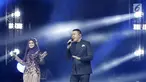 Penyanyi Siti Nurhaliza (kiri) berduet dengan Tulus dalam konser 'Dato Sri Siti Nurhaliza on Tour' di Istora Senayan, Jakarta, Kamis (21/2). Kehadiran Tulus menjadi kejutan spesial bagi penonton konser tersebut. (Fimela.com/Bambang E Ros)