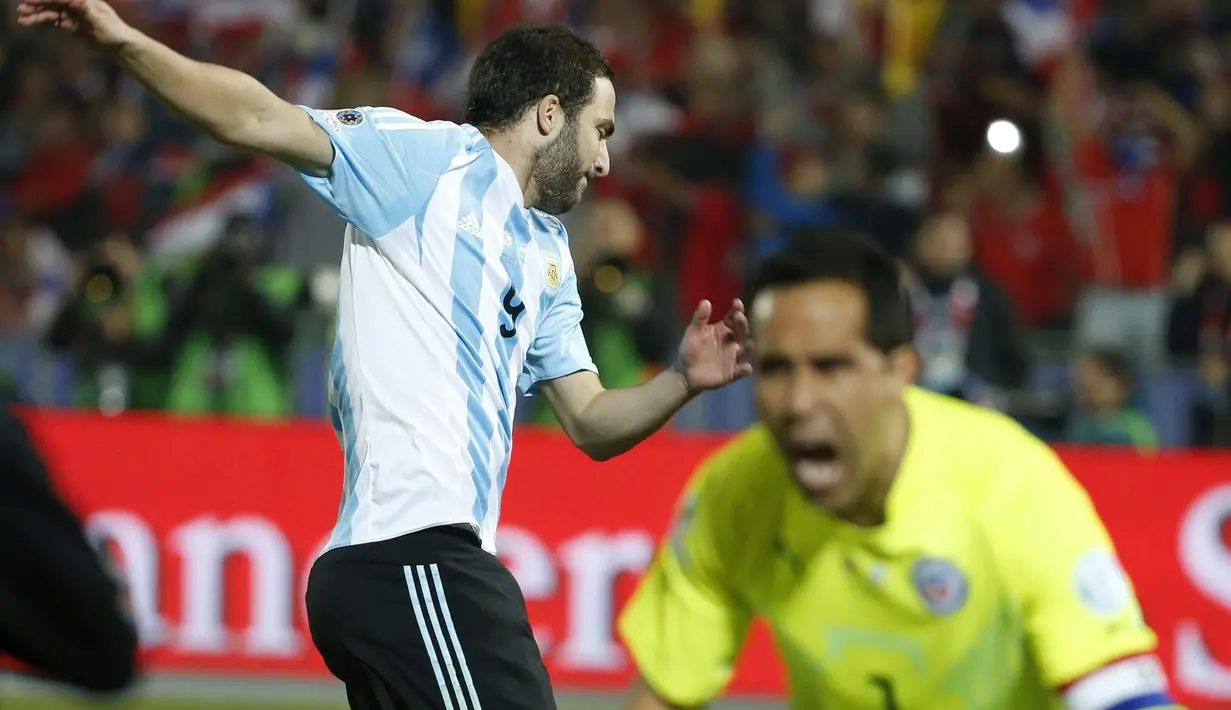 Ekspresi Gonzalo Higuain setelah penaltinya gagal. (EPA/Felipe Trueba)