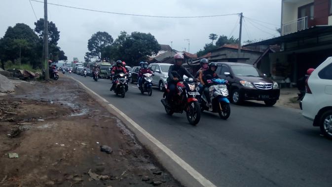 Salah satu pemandangan kemacetan lalu lintas yang kerap terjadi saat momen besar nasional di sepanjang Limbangan-Malangbong Garut, Jawa Barat (Liputan6.com/Jayadi Supriadin)