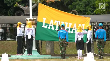 Calon Paskibraka Nasional bersama Pasmpampres mengibarkan bendera dalam latihan bersama dengan tim gabungan di PP-PON Cibubur, Jakarta , Senin (7/8). Tim gabungan terdiri dari anggota TNI, Polri, Pasmpampres serta Marching Band (Liputan6.com/Yoppy Renato)