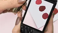Di Tengah Mobilitas Tinggi, Blush Stick Jadi Solusi Praktis untuk Rona Pipi Instan
