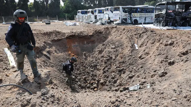 Iran Terus Gempur Israel, Sejumlah Bangkai Bus Terbakar