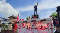 Sejumlah aktivis mendesak Polda Gorontalo tangkap pemilik batu hitam (Arfandi/Liputan6.com)