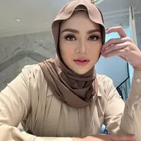 Nathalie baru saja mengunggah potret terbaru, ia tampil mengenakan kerudung instan warna coklat dipadukan dengan atasan lengan panjang warna serasi. Dengan makeup pinkesnya dari lipstik dan blush onnya. @nathalieholscher