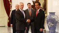 Presiden Jokowi berjabat tangan dengan Menteri Pertahanan Amerika Serikat (AS) James Mattis di Istana Merdeka, Jakarta, Selasa (23/1). Kunjungan tersebut untuk membahas hubungan bilateral dan keamanan antara Indonesia dan AS. (Liputan6.com/Angga Yuniar)