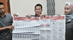 Petugas Komisi Pemilihan Umum (KPU) memperkenalkan contoh lima surat suara Pemilu 2019 di Gedung KPU, Jakarta, Senin (10/12). Surat suara Pemilu 2019 terdiri atas Pilpres, Pileg tingkat Pusat, Provinsi, Kota, dan Kabupaten.  (Merdeka.com/Iqbal Nugroho)