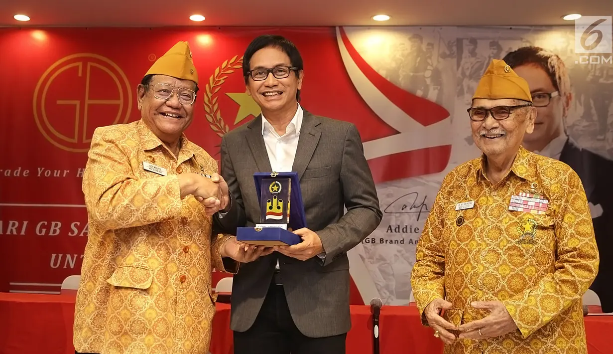Komposer Addi MS mendapatkan cinderamata dari Legiun Veteran Republik Indonesia (LVRI) di kawasan Bekasi pada Kamis (1/8/2019). Memperingati Hari Veteran Nasional, Addie MS memberikan donasi kepada para pejuang veteran yang telah berjasa kepada bangsa dan negara. (Fimela.com/Bambang E Ros)