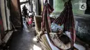 Seorang anak tertidur di atas ayunan buatan di permukiman padat penduduk di kawasan Cakung, Jakarta, Senin (15/2/2021). Jika dibandingkan dengan September 2019, jumlah penduduk miskin di perkotaan naik 1,32 persen, sedangkan di perdesaan naik 0,60 persen. (merdeka.com/Iqbal S Nugroho)