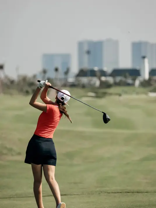 Presenter kondang kelahiran Bali, 26 Agustus 1983 ini memukul bola saat bermain golf di Jakarta. Kesan sporty dan manis terlihat dari gaya Luna Maya bermain. (Instagram/lunamaya)