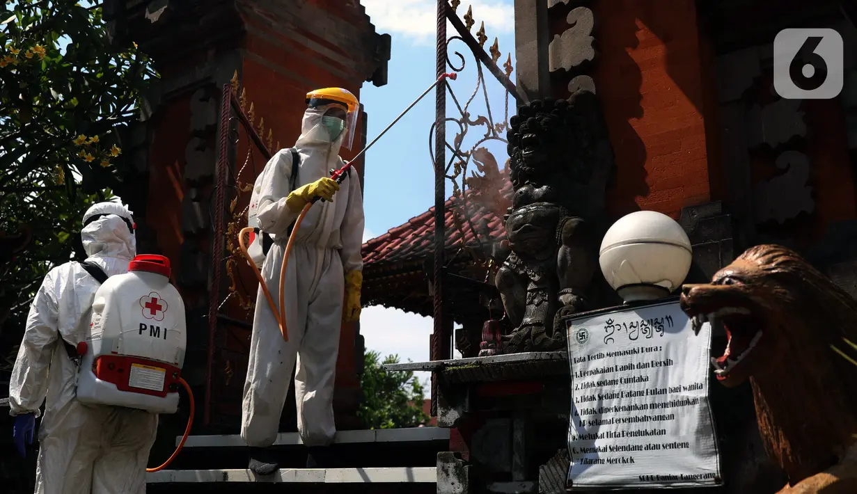 Petugas PMI Kota Tangerang melakukan penyemprotan disinfektan di Pura Kerta Jaya, Tangerang, Banten, Rabu (3/6/2020). Penyemprotan tersebut dilakukan untuk mensterilkan tempat ibadah yang menurut rencana akan kembali dibuka di masa pandemi virus corona COVID-19. (Liputan6.com/Angga Yuniar)