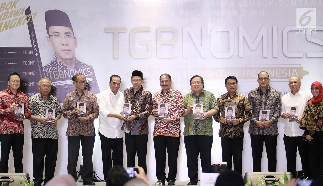 Gubernur NTB, TGB Muhammad Zainul Majdi memberikan buku TGBNomics kepada sejumlah Menteri Kabinet Kerja pada acara penggalangan dana untuk Lombok-Sumbawa di Jakarta, Jumat (14/9). (Liputan6.com/Herman Zakharia)
