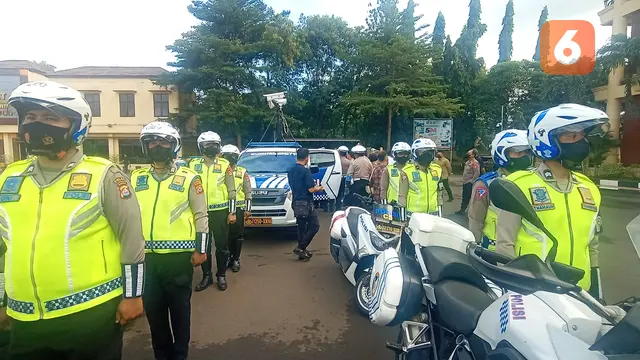 Personel Ditlantas Polda Banten Yang Melakukan Tilang Elekronik Portable Dan Handphone. (Selasa, 13/12/2022). (Yandhi Deslatama/Liputan6.com).