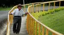 Kakek Chepito berjalan di halaman panti jompo Sisters of Charity di San Jose , Kosta Rika, Senin (11/8/2015).   Di tengah usia rentanya, dia rutin melakukan senam dan olahraga ringan setiap pagi. (REUTERS/Juan Carlos Ulate)