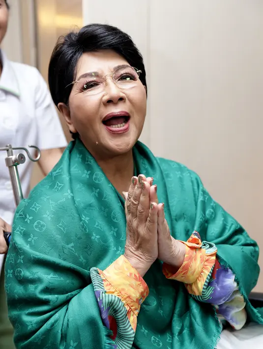 Meski sudah baikan dan diperbolehkan pulang, namun Titiek Puspa masih harus istirahat total di kediamannya selama 3 hari. Ia mengatakan tidak boleh ada kesibukan, ia akan mengistirahatkan tubuh secara maksimal. (Andy Masela/Bintang.com)