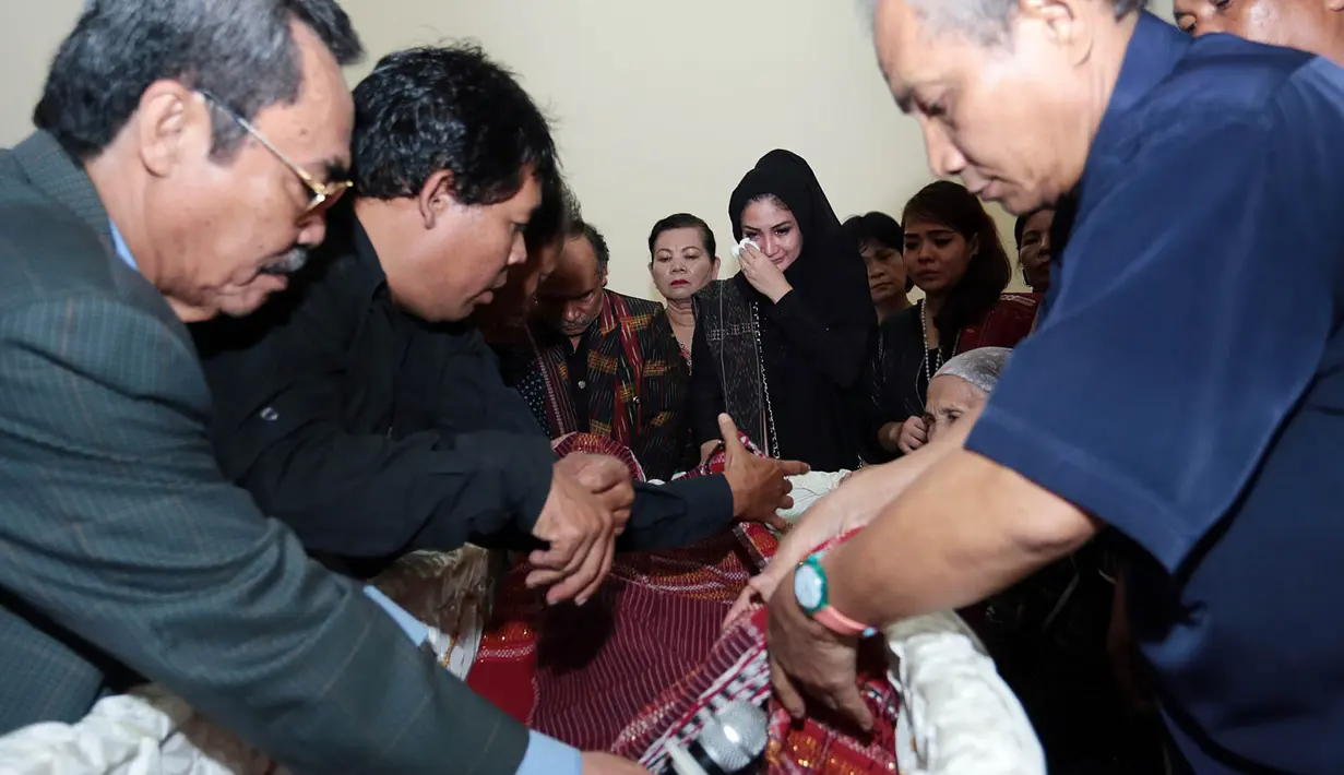 Lantaran adanya perbedaan keyakinan, Natalie mengatakan sang ibu akan dimakamkan dengan cara Kristen di TPU Pondok Rangon. Ia yang beragama Islam hanya bisa berdoa dan membantu saja. (Deki Prayoga/Bintang.com)
