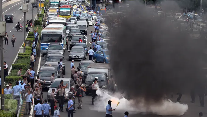 Demo Ricuh, Ini Ancaman Ahok untuk Perusahaan Taksi