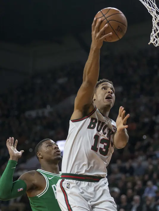 Pemain Milwaukee Bucks, Malcolm Brogdon (kanan) saat beraksi memasukan bola pada laga NBA di basketball game di Milwaukee, (26/10/2017). Boston menang 96-89. (AP/Tom Lynn)
