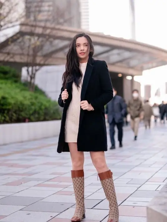 Kembali pakai long coat hitam, kali ini Lyodra memasangkannya di atas mini dress nuansa krem. Ditambah sepatu bot rilisan Gucci yang jadi statement pada tampilannya. @lyodraofficial.