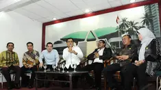 Ketua Fraksi PKB DPR, Helmy Faishal Zaini (tengah) memperkenalkan jajaran pengurus di DPR, Jakarta, Kamis (6/11/2014). (Liputan6.com/Andrian M Tunay)